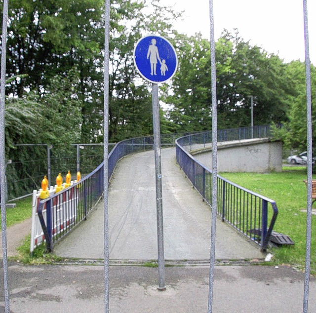 Wird nun doch gleich mitsaniert: Das G...erschnecke&#8220; ber die Bahnlinie.   | Foto: Gerhard Walser