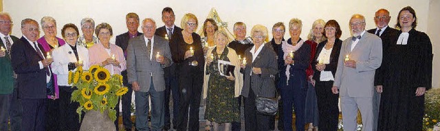 Zwanzig Frauen und Mnner gedachten mi...ke Klomp (rechts) ihrer Konfirmation.   | Foto: Eberhard Weiss