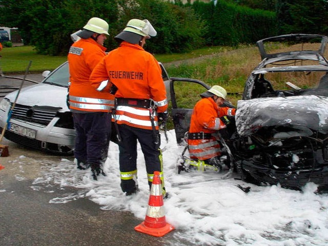 Mit Lschschaum deckte die Marcher Feu... das zweite Unfallauto, ein VW Passat.  | Foto: Feuerwehr