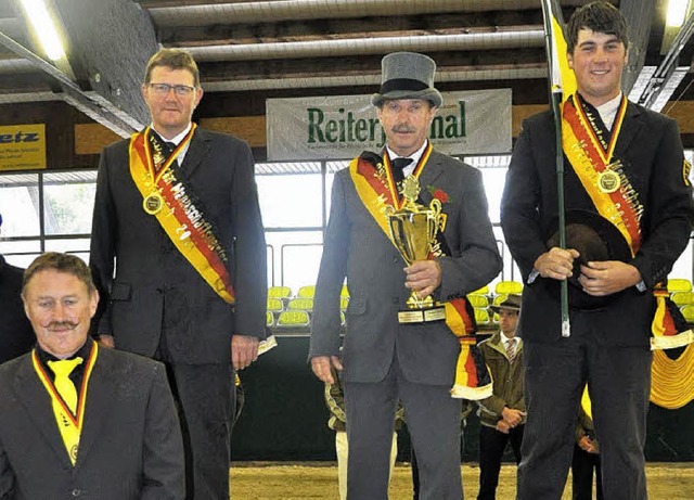 Auf dem Treppchen stehen Elmar Trunken...ndestrainer Wolfgang Lohrer zu sehen.   | Foto:  Privat