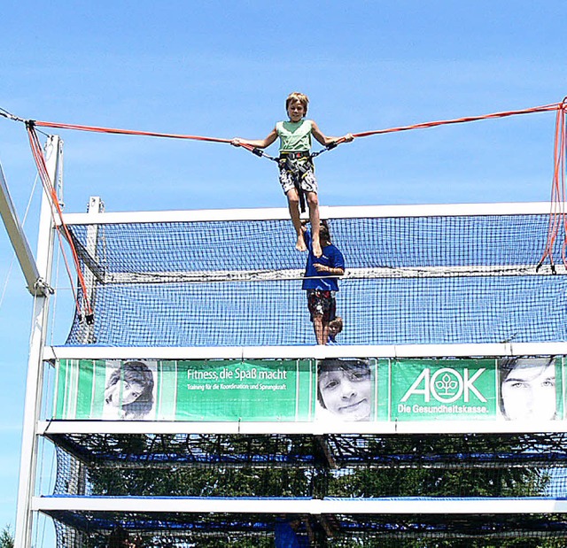 Hei, das macht echt Spa, das Bungee-Trampolin.   | Foto: dieter fink