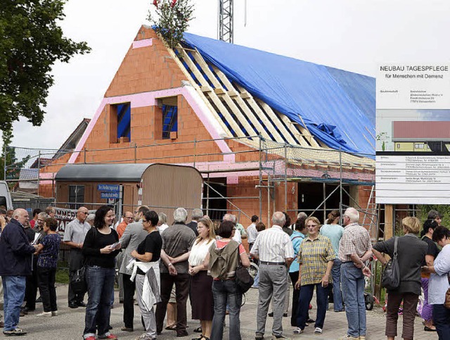 Im Zeitplan: Der Neubau der Sozialstation ist aufgerichtet.   | Foto: christoph breithaupt