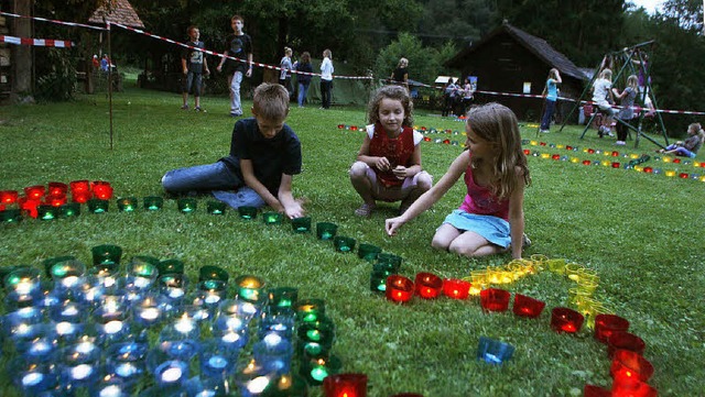 Die Kinder entzndeten die Kerzen beim 24. Lichterfest in Reichenbach.    | Foto: Heidi Fssel