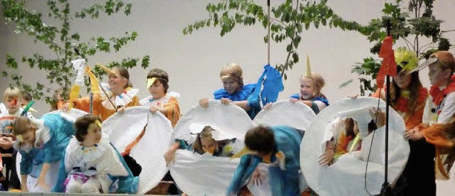 Singend und spielend erzhlten die Kinder die Geschichte der Vogelhochzeit.   | Foto: OUNAS-KRUSEL