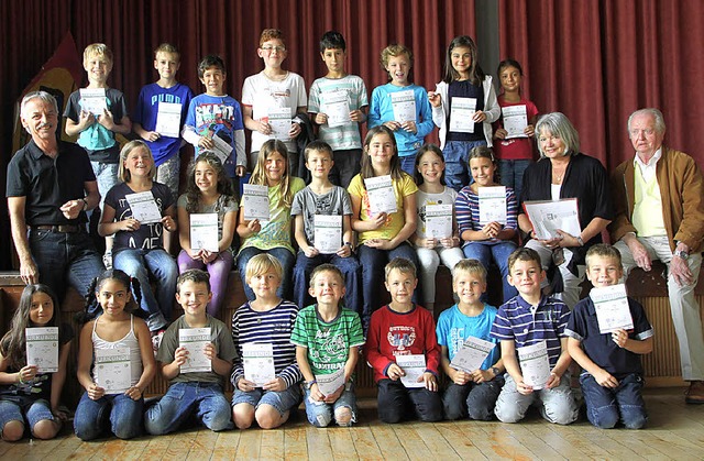 29 Kinder der Hindenburgschule schafft...rerin Inge Budin (zweite von rechts).   | Foto: Susanne KAnele