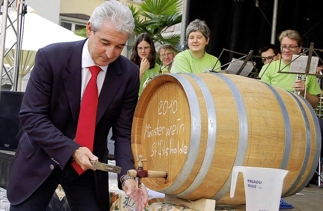 Am Brckenfest zapfte Tourismusdirekto...s die badische Weinprinzessin machen.   | Foto: Archivbild: Hildegard Siebold
