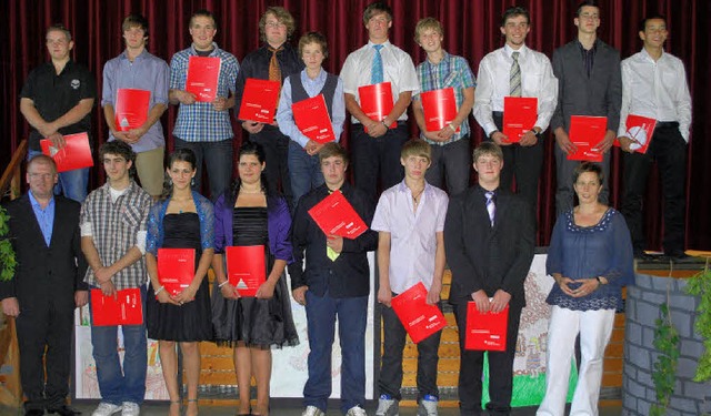 Die Absolventen der Oberrotweiler Wilh...n Patricia Bolz (rechts) gratulierten.  | Foto: benjamin bohn