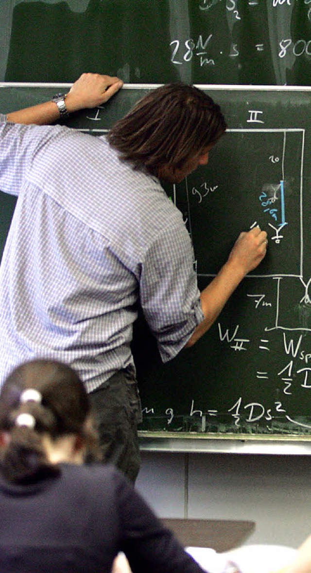 In den Naturwissenschaften fehlen Lehrer an den Gymnasien.  | Foto: dpa