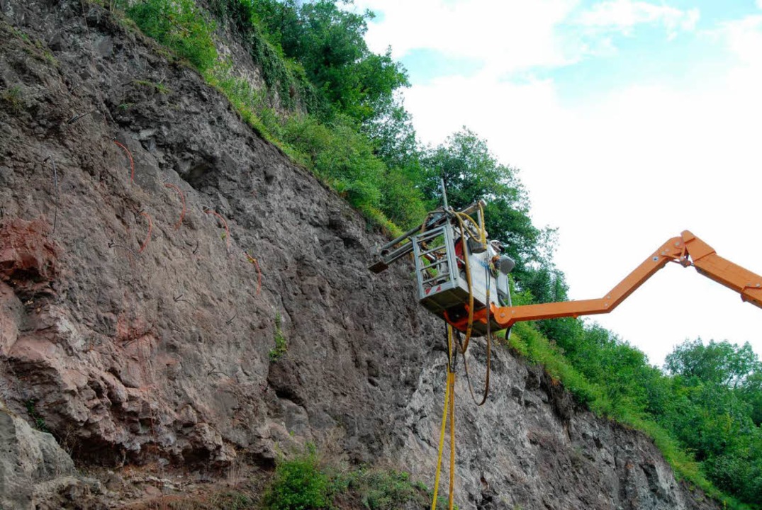 Die Felsmechaniker im Hubsteiger an de...es Limbergs am Rheinufer  bei Sasbach.  | Foto: Roland Vitt