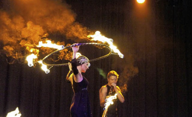 Feurige Show: Zur Mitgliederversammlun...der Bhne der Endinger Stadthalle.      | Foto: Ilona Hge