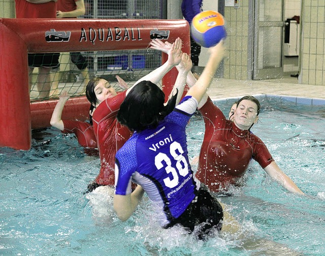 Nichts fr Wasserscheue: Beim Aquaball...portart im Umkircher Bad vorgestellt.   | Foto: privat