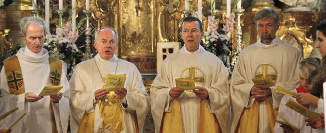 Pfarrer Hermann Kuhn, Weihbischof Anto...brierte das Hochamt beim Ulrichsfest.   | Foto: Silvia Faller