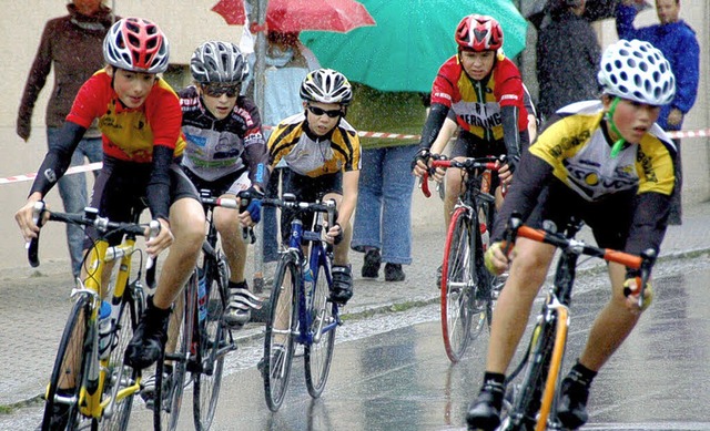 Vom Regen lieen sich die Kinder nicht... Eichstetten  Rennluft zu schnuppern.   | Foto: sebastian ehret