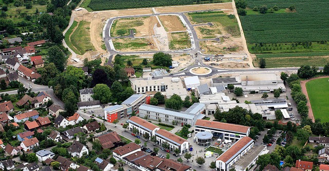 Die Erschlieung des ersten Abschnitte...gen (rechts am Bildrand)  in Angriff.   | Foto: Meyer