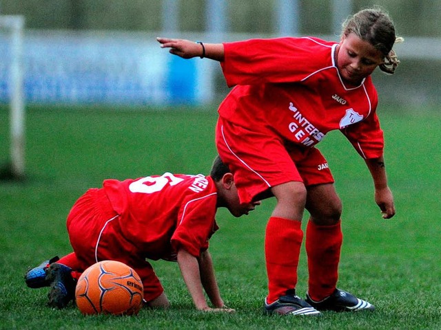 Beim Kinderfuball wird mit Haken und ...pft &#8211; vor allem neben den Platz.  | Foto: Meinrad Schn