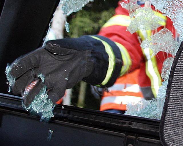 Eine Hand, die Hilfe bringt, arbeitet sich durchs Fenster.  | Foto: Katja Mielcarek