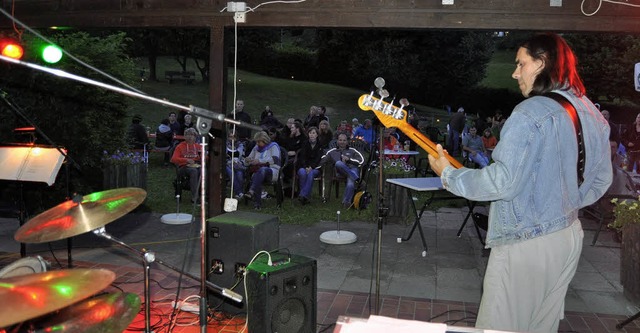 Premiere im Hhenschwimmbad in Schweig...heizte mit beliebten Rocknummern ein.   | Foto: meike vlz