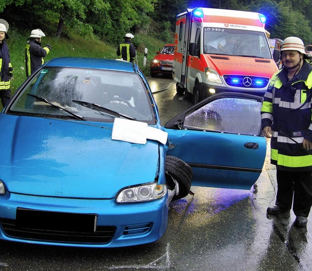 Der Pkw wurde gerammt, sein Fahrer musste ins Spital gebracht werden.   | Foto: dieter schwble