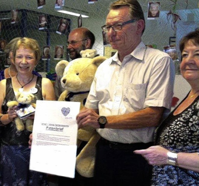 Ingeborg und Armin Knig berreichten ...ef an Christiane Hring (von rechts).   | Foto: E+K