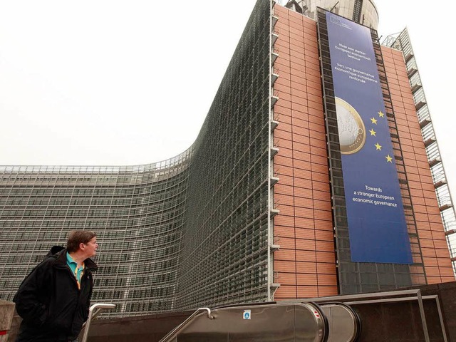 Ein groes Plakat am Sitz der EU-Kommi...ren europischen Wirtschaftspolitik).   | Foto: dpa