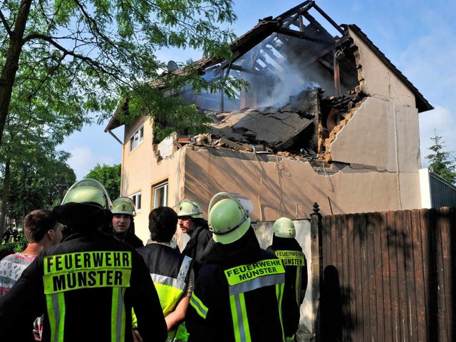 Einsatzkrfte vor dem beschdigten Haus in Mnster  | Foto: dpa