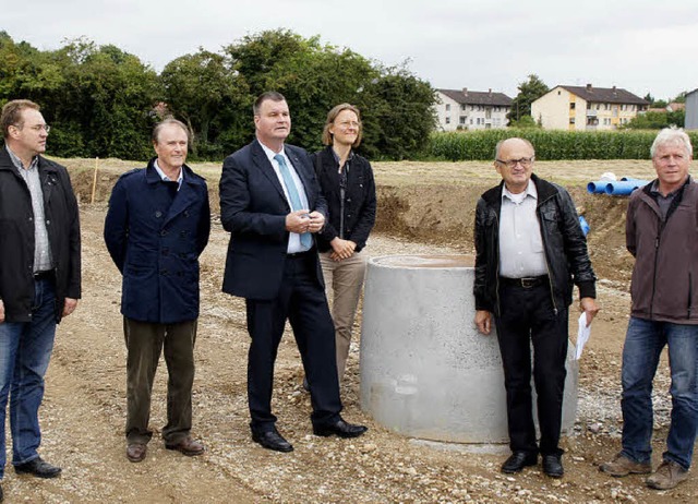 Baustellenbesichtigung statt Spatensti...n in der Neuerschlieung erlutert.     | Foto: Ilona Hge