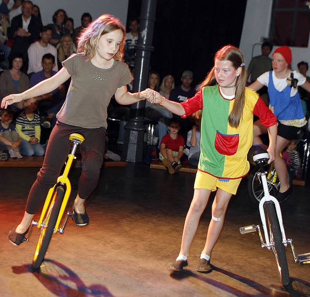 Auf dem Einrad balancierten zwei der j... des Zirkus Lahrifari im Schlachthof.   | Foto: Heidi Fssel