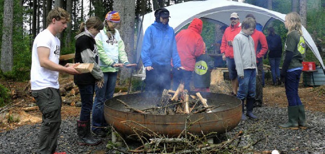 Nach dem Einsammeln des Unrats,  trafe...am wrmenden Lagerfeuer zur Strkung.   | Foto: Ute Aschendorf