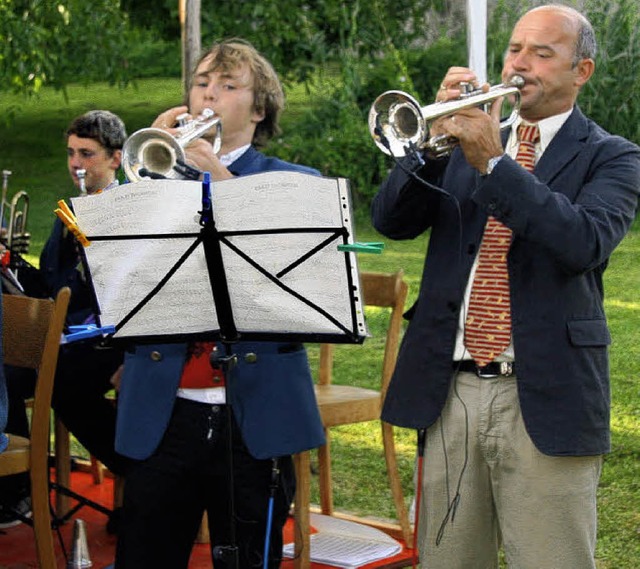 Beim Open-Air-Konzert der Stadtkapelle...)  und Robin Geiser ein Trompetensolo.  | Foto: herbert trogus