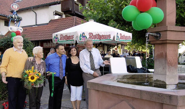 Prsentieren den Brunnen in neuem Glan...ore Laisa, Christine und Karl Lffler   | Foto: Petra Wunderle