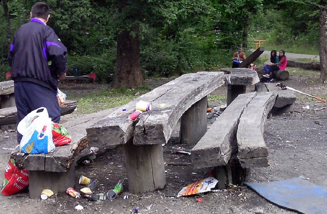 Erschreckend vollgemllt fanden die Sc...Trimmpfad-Spielplatz in Nollingen vor.  | Foto: privat