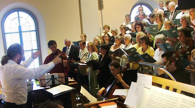 Der Kirchenchor unter Leitung von Roma...farrgemeinde St. Bernhard musikalisch.  | Foto: Privat