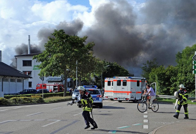 Bitumen brennt in Schutterwald. Die Qualm- und Rauchentwicklung ist enorm.  | Foto: Michael Heuberger