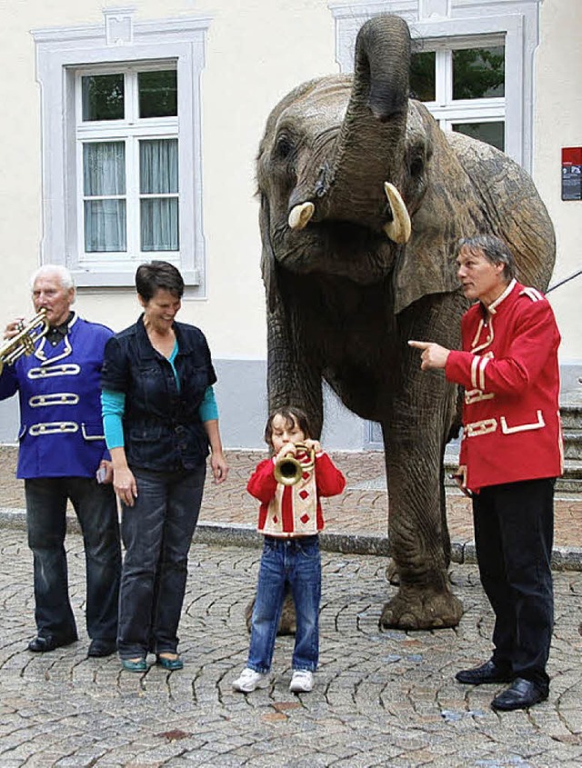 Seltener Gast auf dem Rathausplatz: Ga... Elefant Benjamin und seiner Pfleger.   | Foto: Stefan Sahli