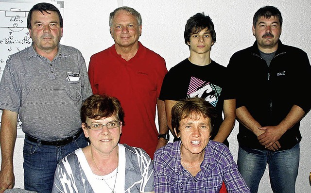 Das Team fr die Jugend des SV Blau-We... Karl-Heinz Peter (hinten von links).   | Foto: Doris Dehmel