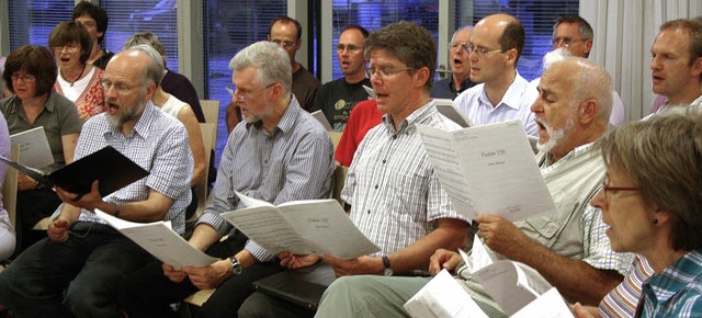 Probt John Rutter  fr den Jubilumsauftritt: der kumenische Kirchenchor   | Foto: Martin Leidner