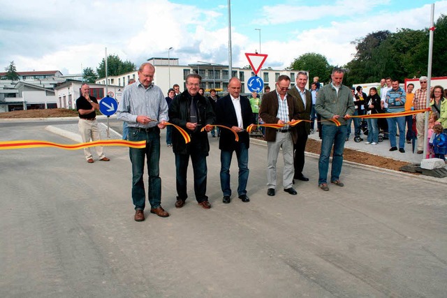 Feierlich durchtrennt wurde das Absper...ubaugebiet  &#8222;Gieenfeld&#8220;.   | Foto: Reinhard Cremer