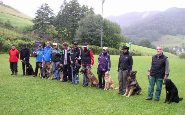 Hundewetter: Die Teilnehmer mit ihren ...der Siegerehrung auf dem bungsplatz.   | Foto: Eberhard Gross