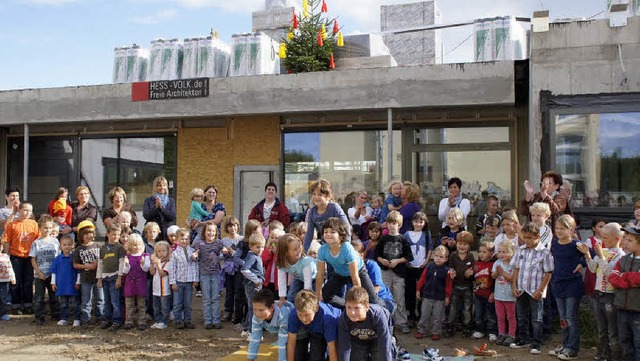 Richtfest frs Kinderhaus: Mit Kindern...tag das Richtfest am Neubau gefeiert.   | Foto: Ilona Hge