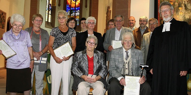 Bis zu 60 Jahren dem Kirchengesang tre...Pfr. i. R. (rechts) ehrte Mitglieder.   | Foto: sandra decoux-kone