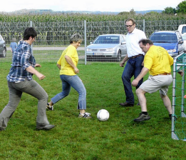 Fuball ist unser Leben: Auch Ortsvors...ister Schneboom kickten zum Auftakt.   | Foto: beschorner