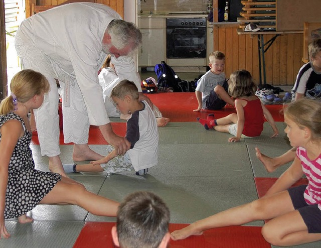 Judo auf dem Bauernhof &#8211; diese K...dern der Reblandgemeinde sehr gut an.   | Foto: Herbert Frey