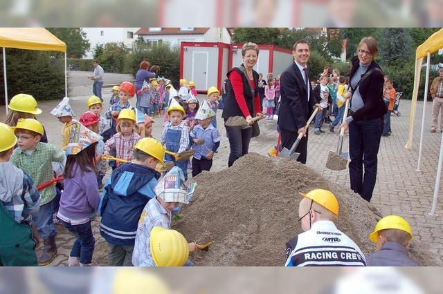 Viele Spatenstiche frs Kinderhaus