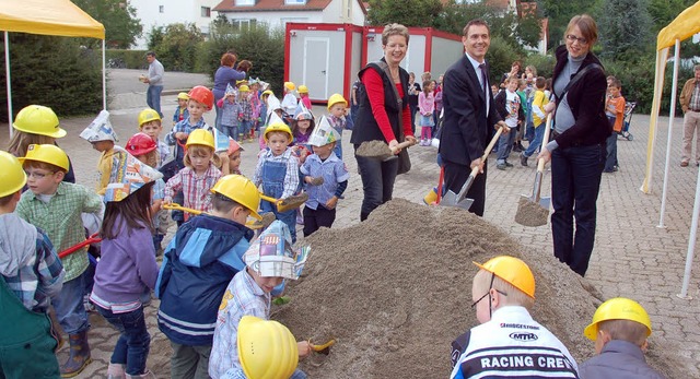 Die Pusteblumenkinder helfen Beate Kro...n Spatenstichen zum neuen Kinderhaus.   | Foto: Ralf H. Dorweiler