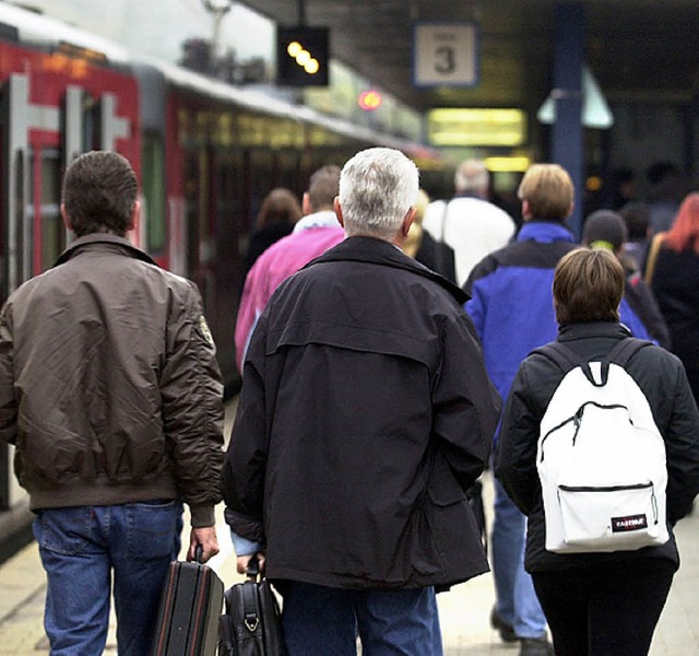 Pendler mssen bald mehr fr Bus und Bahn bezahlen.   | Foto: DPA
