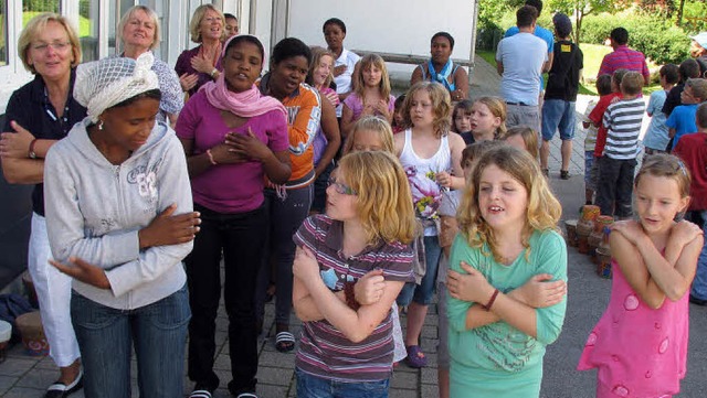 Auf dem Schulhof wurde frhlich getanz...r Grundschule Eschbach zu Besuch war.   | Foto: Monika Rombach