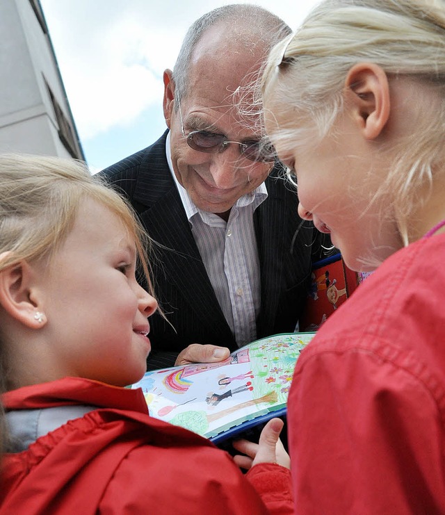 Sichtlich gerhrt nahm Hanspeter Funke Geschenke der Klassensprecher entgegen.   | Foto: Barbara Ruda