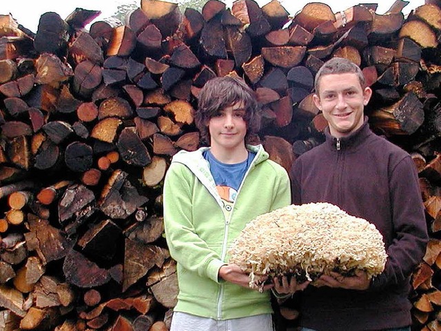 Dieses  5,7-Kilogramm schwere Prachtex...a und David Baumann (von links) heim.   | Foto:  WOLFGANG ADAM