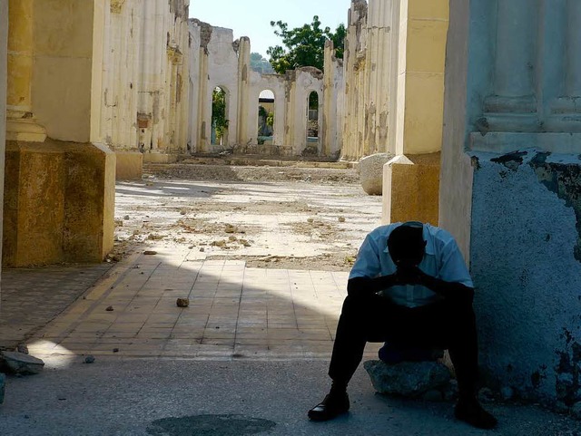 Ein Bewohner Port-au-Princes&#8217; si...rsunken vor der zerstrten Kathedrale.  | Foto: Thomas Fricker