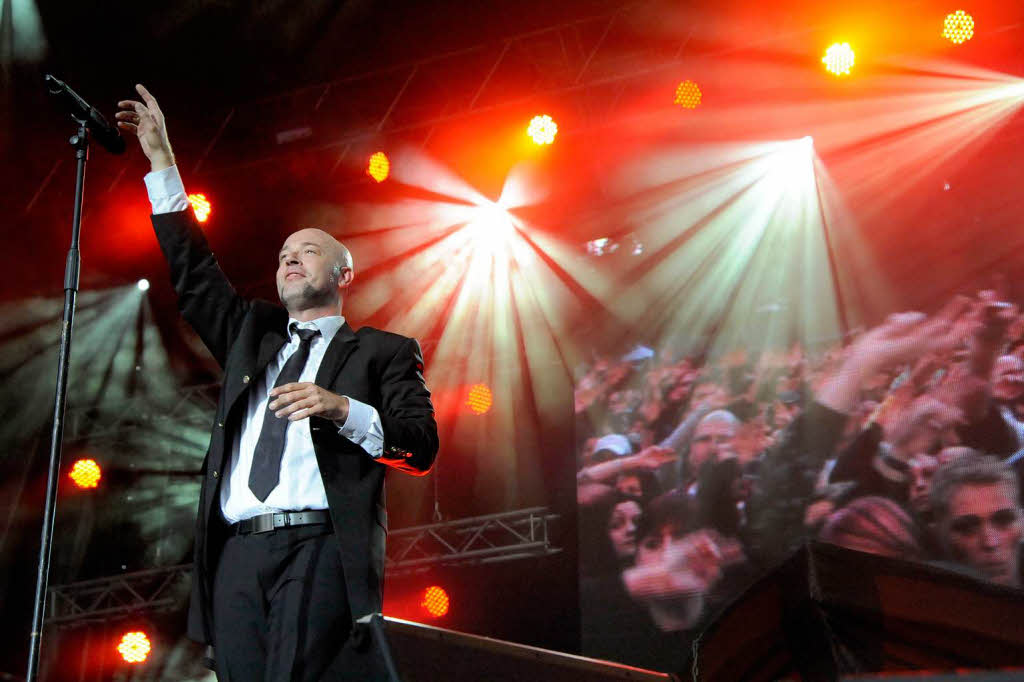 Der „Graf“ und seine Fans -  5000 Konzertbesucher waren beim Auftaktkonzert  des „I em music-Festivals“ auf dem Emmendinger Schlossplatz